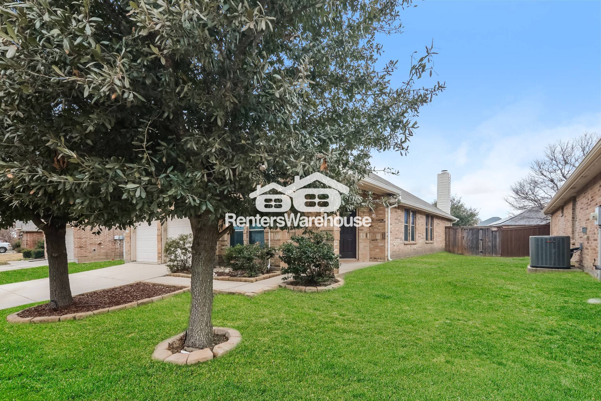 Building Photo - 1096 Oakbrook St