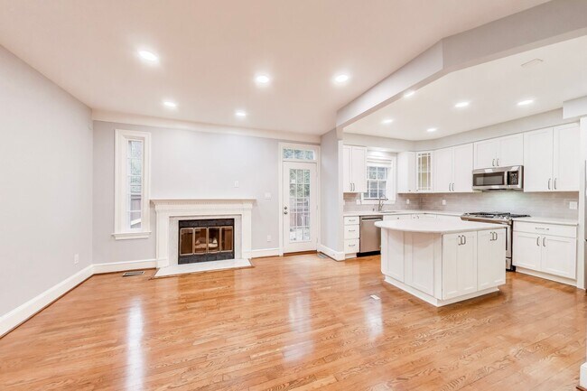 Building Photo - Spectacular 3 Bed + LOFT + 3.5 Bath- Custom Kitchen & Master Retreat w/ Beautiful Updates
