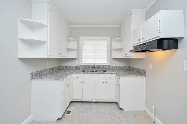 Building Photo - Beautifully Maintained 3/3 Home with Over ...