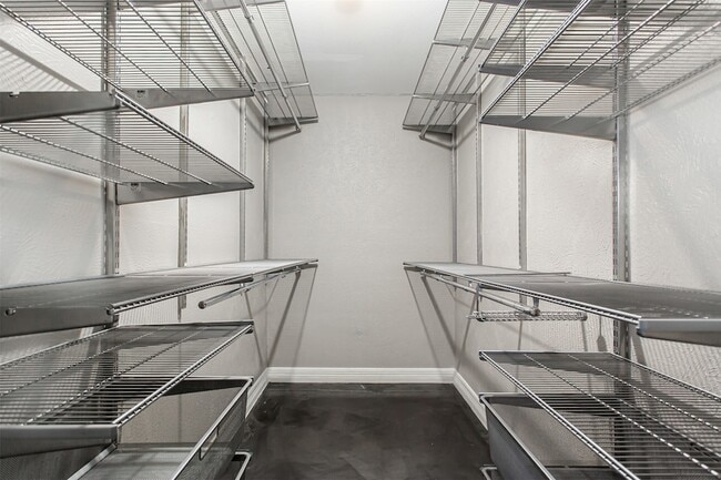 Building Photo - 13109 Burninglog Ln