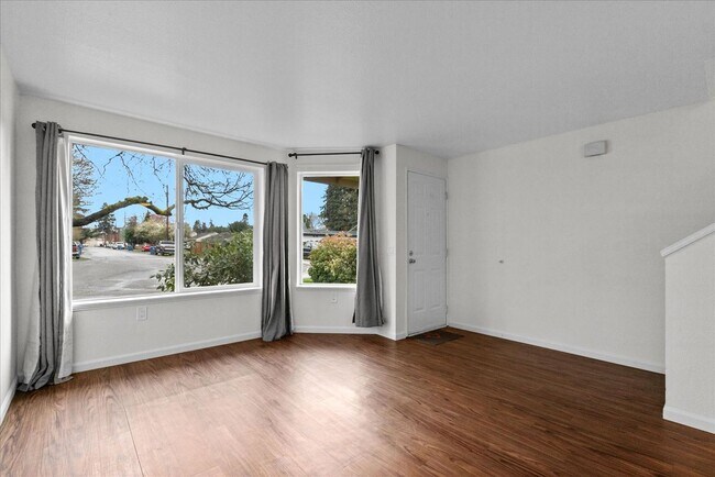 Building Photo - Monroe End Unit Townhome Unit A