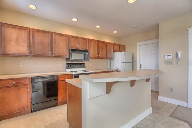 Building Photo - 353 W King St