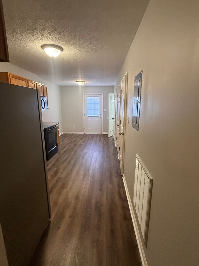 Building Photo - HALF OFF ONE MONTH AT UPPER STONE!