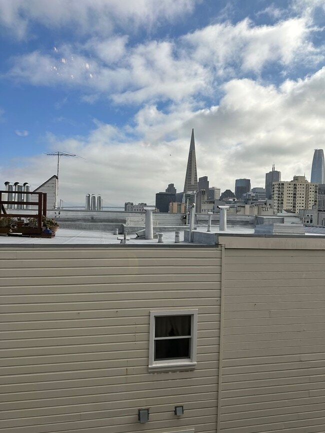 Building Photo - Spacious Nob Hill 3 BD/ 2 Bath Flat with Shared Roof-deck! Gorgeous City and Bay Views!!