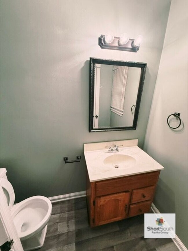 Building Photo - Updated 3 bed 1.5 bath Single Family Home in