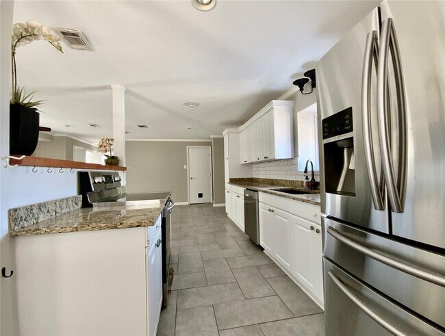 Building Photo - 2704 Palomino Dr