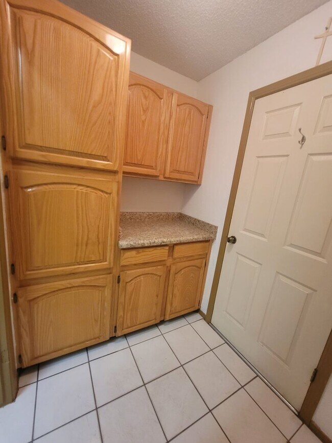 Building Photo - Ready to View!!