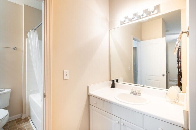 Building Photo - 2 Bedroom 1 Bath Condo in Park West - Mount Pleasant
