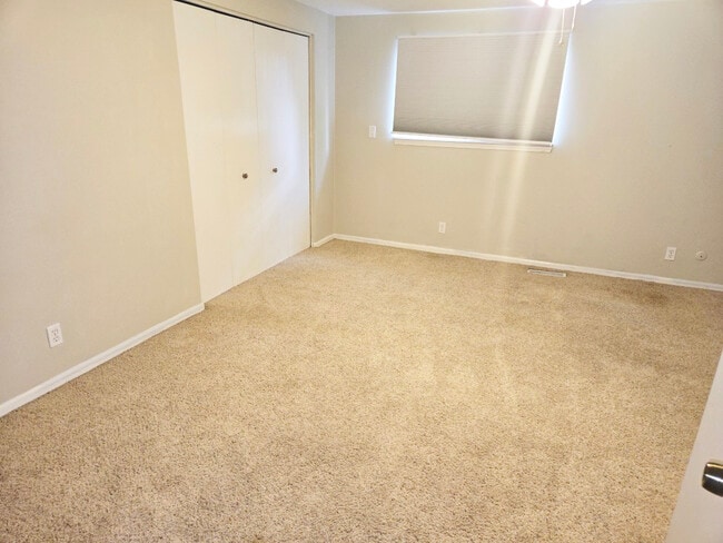 Building Photo - 3018 Guilford Dr