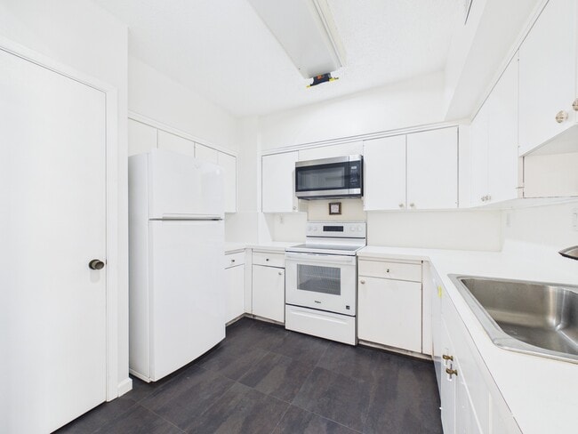 Building Photo - 5001 Woodway Dr