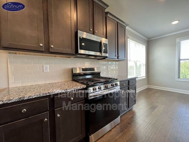 Building Photo - 2360 Manor Pointe Dr