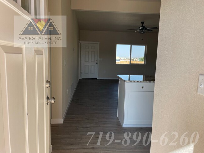 Building Photo - 753 E Springmont Dr