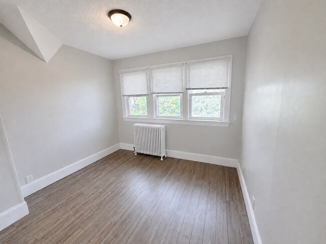 Building Photo - 1056 3rd St E