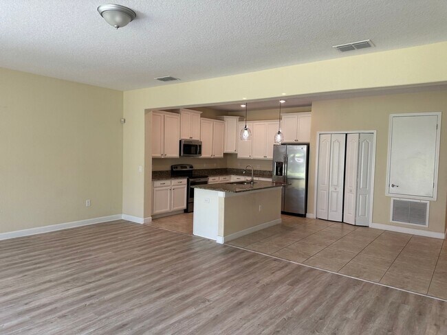 Building Photo - Beautiful 4/3.5 home located in Independence Signature Lakes Community of Winter Garden!