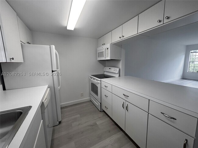 Building Photo - 6324 La Costa Dr