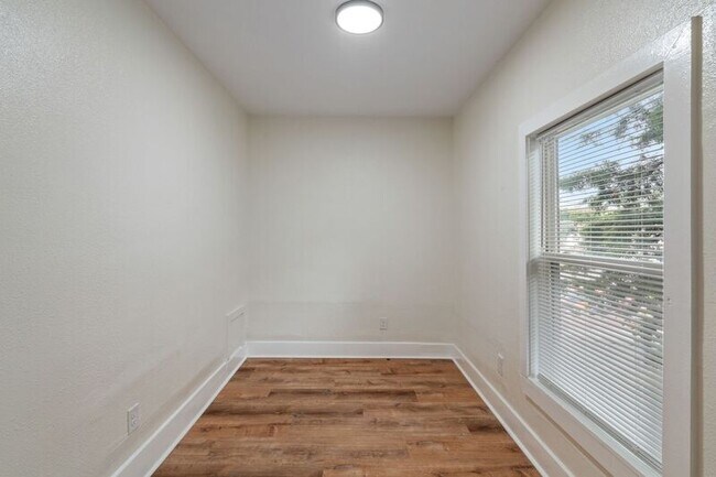 Building Photo - 209 N Addison St