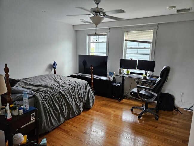 Building Photo - Immaculate 5 bed 3 bath in Lower Allston... Don't miss out..