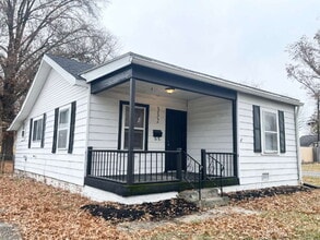 Building Photo - 2 Bedroom located on a quiet street in popular Beech Grove