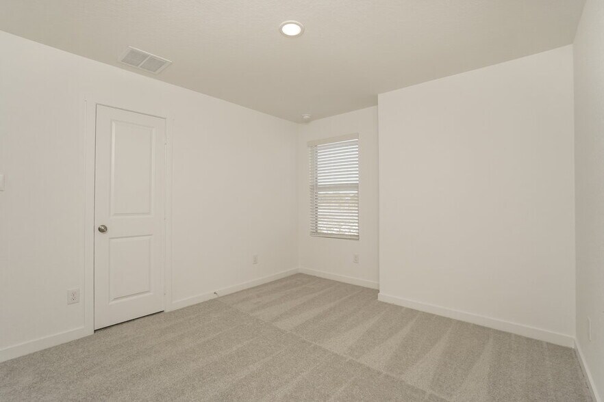 Building Photo - 15526 Crescent Pne