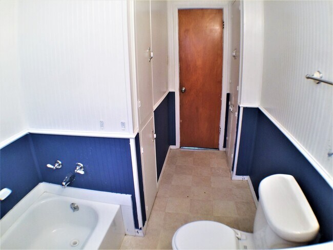 Building Photo - 4 Bed 2 Bath Home  w New Upgrades in Halto...