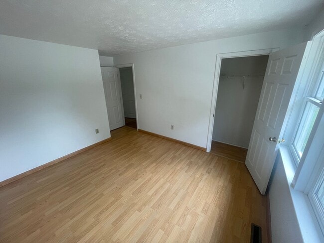 Building Photo - 3 Bedroom on a Large Plot