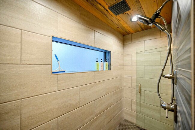 Building Photo - 173 Guppy Ln