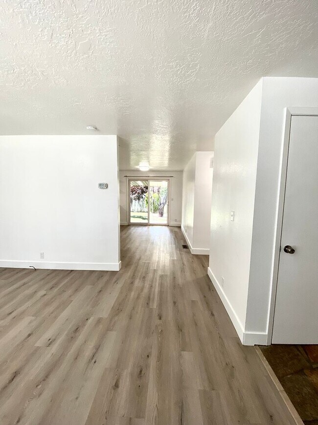 Building Photo - 3 bedroom 2 Bath 2 Car Garage Single Level Home near Micron and BSU