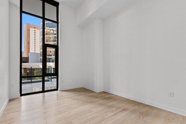 Building Photo - Luxury Executive Condo w/AC in the Heart o...