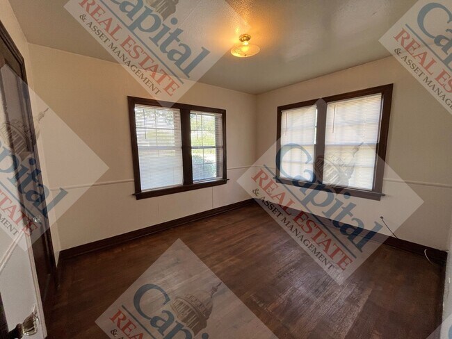 Building Photo - Charming 3 Bedroom