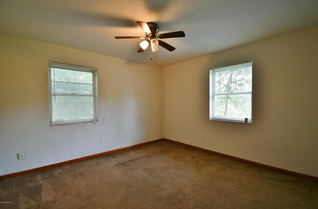 Building Photo - 2101 Maple Leaf Dr E
