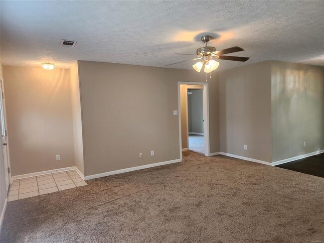 Building Photo - 812 Joan Ln