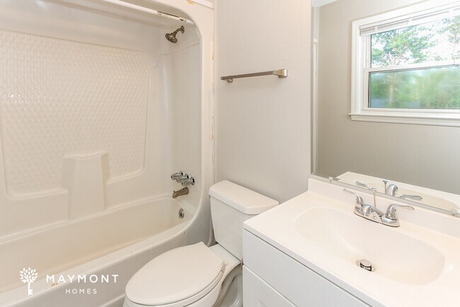 Building Photo - Charming 3-Bedroom