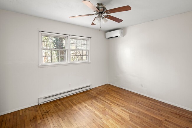 Building Photo - Duplex in Grove Park