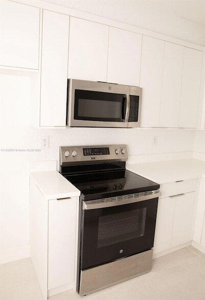 Building Photo - 273 SE 32nd Ave