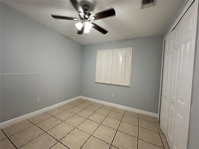 Building Photo - 2841 Poinciana Cir