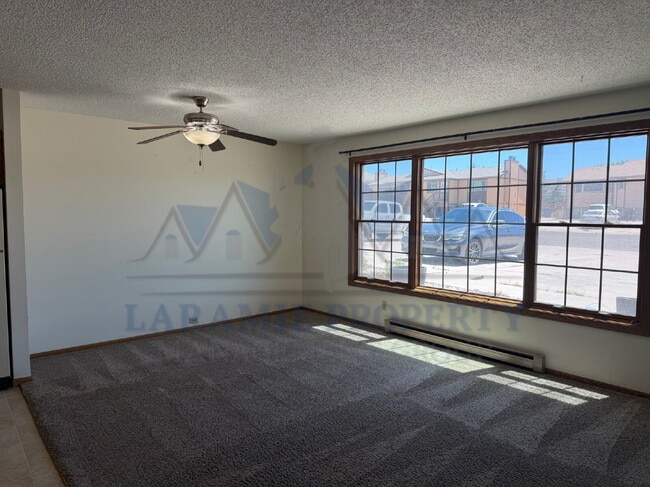 Building Photo - Garden-Level 1-Bedroom with Walk-In Closet -Near UW Bus Lot