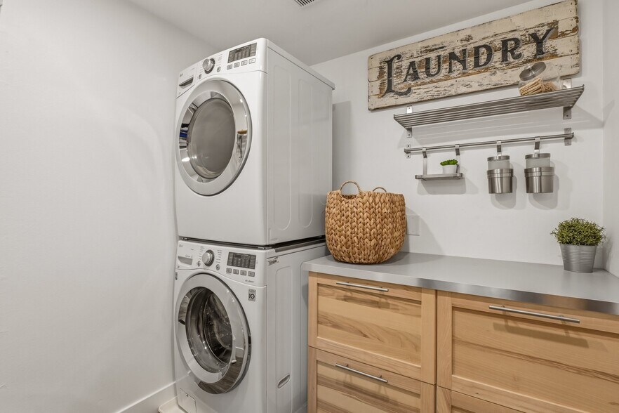 Building Photo - 234 Spanish Spur