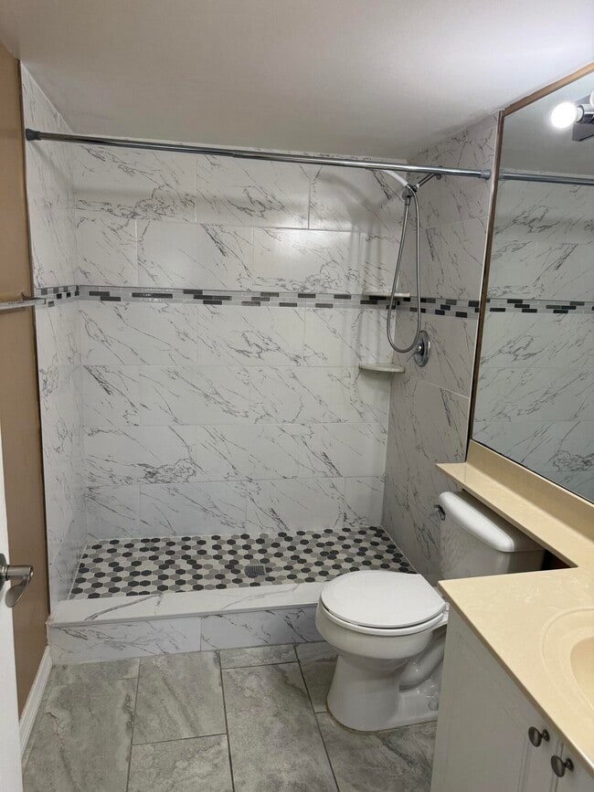 Building Photo - 500 Crestwood Ct S