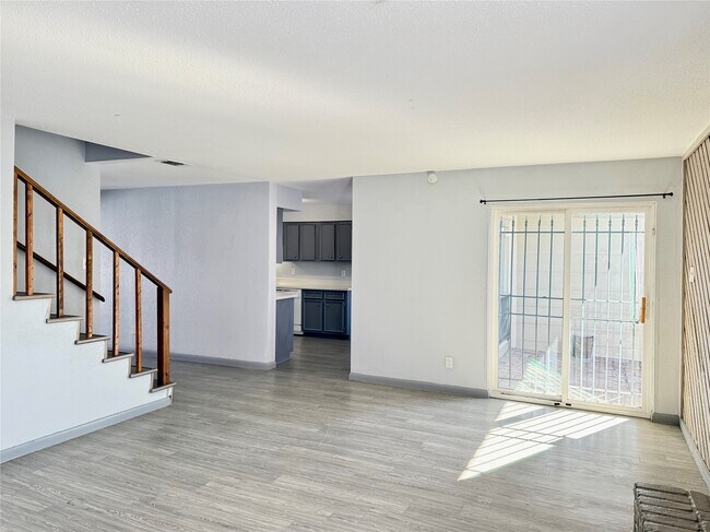 Building Photo - 10721 Sandpiper Dr