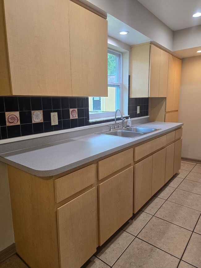 Building Photo - Fabulous 3/1.5/1 in Homosassa!!!