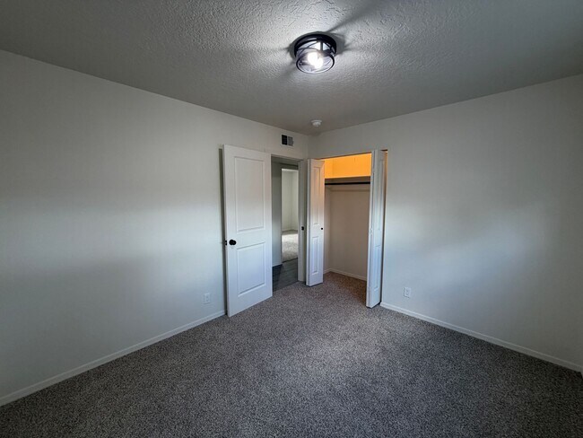 Building Photo - 5608 Drake Ave NW