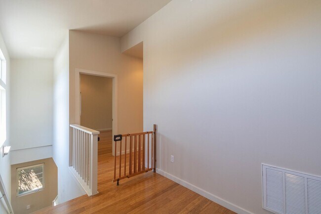 Building Photo - 1702 Forest Hill Dr