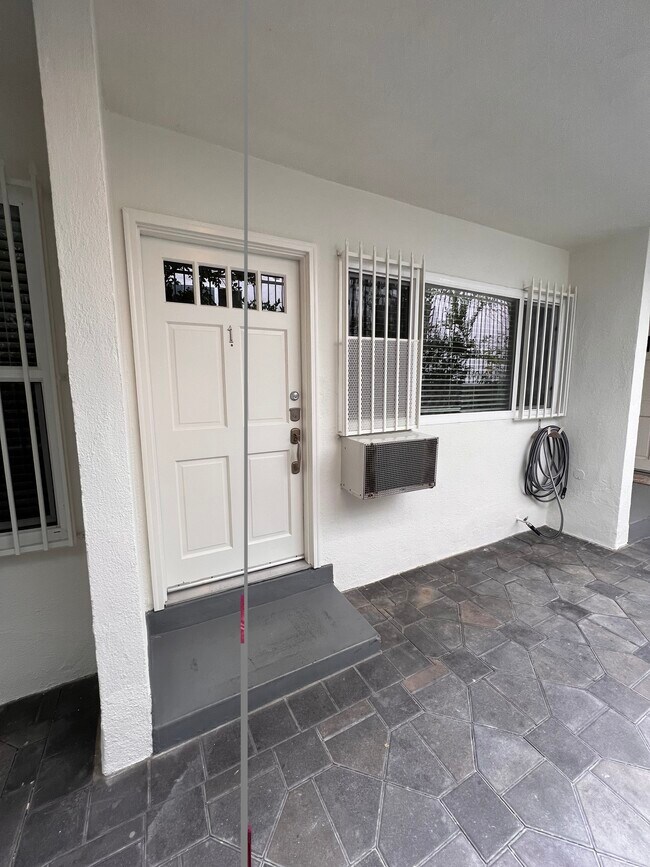 Front of unit - 615 N Flores St