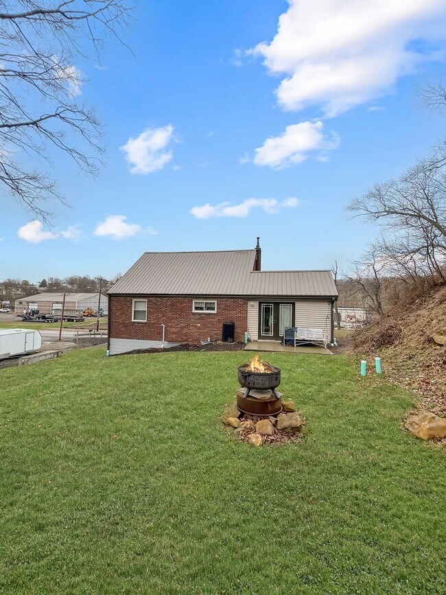 Building Photo - Charming 2-bedroom, 1-bath home in Oakdale, PA!