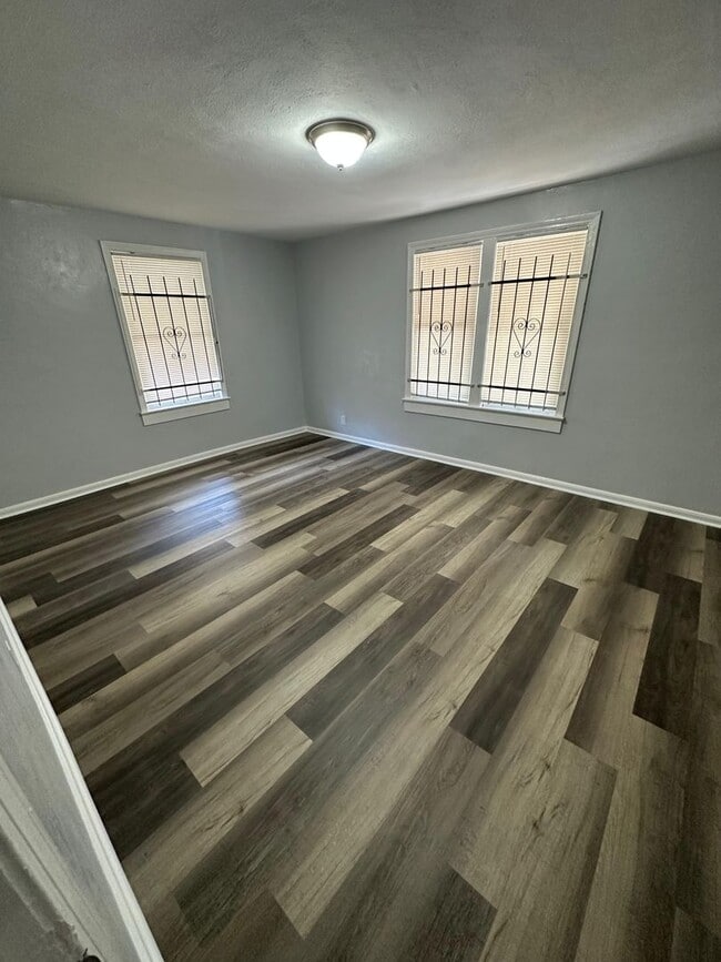 Building Photo - Fully renovated 2/1 single family residenc...