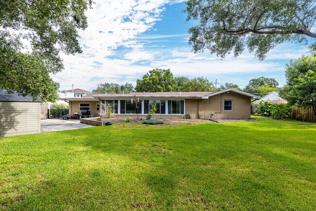 Building Photo - Virginia Park Gem, Renovated 3 Bed, 2 Car Garage, Large Private Backyard