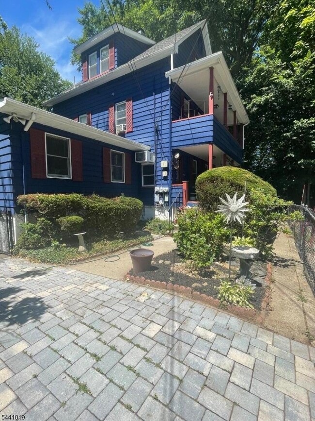 Building Photo - 55 Garden Ave