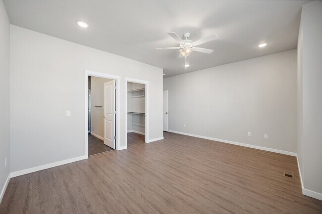 Building Photo - Modern 2 Bedroom, 2.5 Bathroom Townhome with a Loft, Central A/C, Gas Fireplace, and Washer and D...