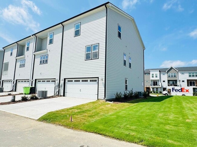 Building Photo - 4 bedroom End Unit Townhome in Wendell Fall