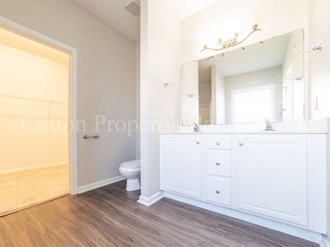 Building Photo - 448 Vallie Ln